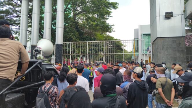 
 Ratusan Massa Datangi Kejati Sumsel, Soroti Pernyataan Hotman Paris yang Mencatut Nama Presiden Prabowo
