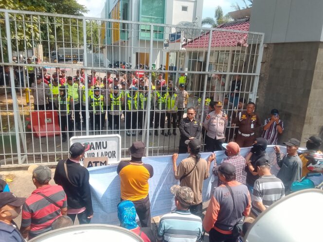 
 Massa Aksi di Kejati Sumsel Desak Penegakan Hukum Transparan dalam Dugaan Kasus Febrie Adriansyah