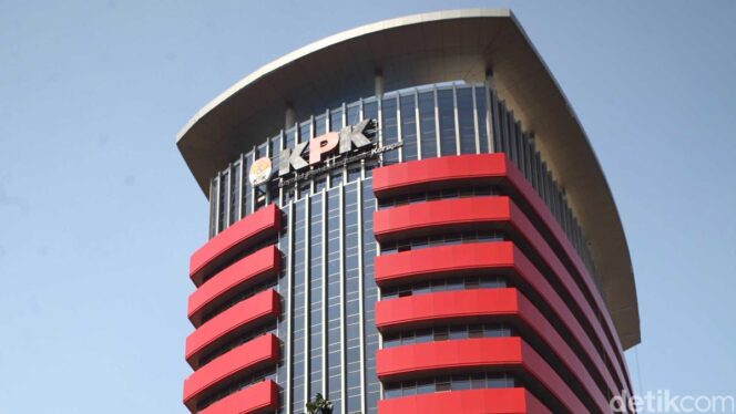 
 KPK Tangkap Bupati Sukoharjo Etik Suryani, 9 Orang Diamankan dalam OTT