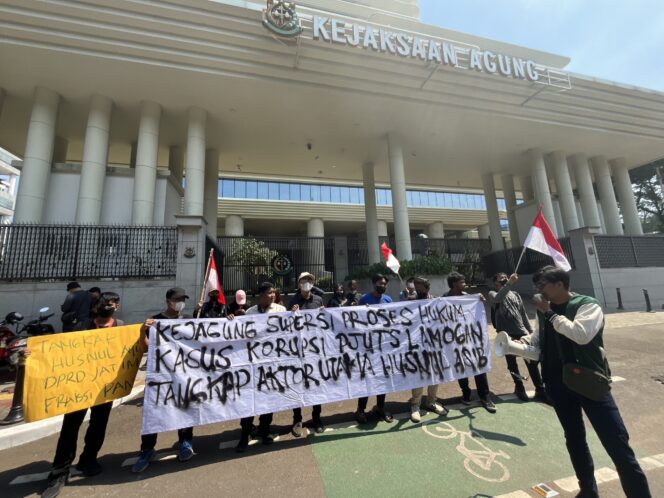 
 Aksi KCB di Kejagung, Minta Dugaan Aliran Dana Korupsi PJUTS kepada Anggota DPRD Jatim Fraksi PAN Husnul Aqib Diusut Tuntas