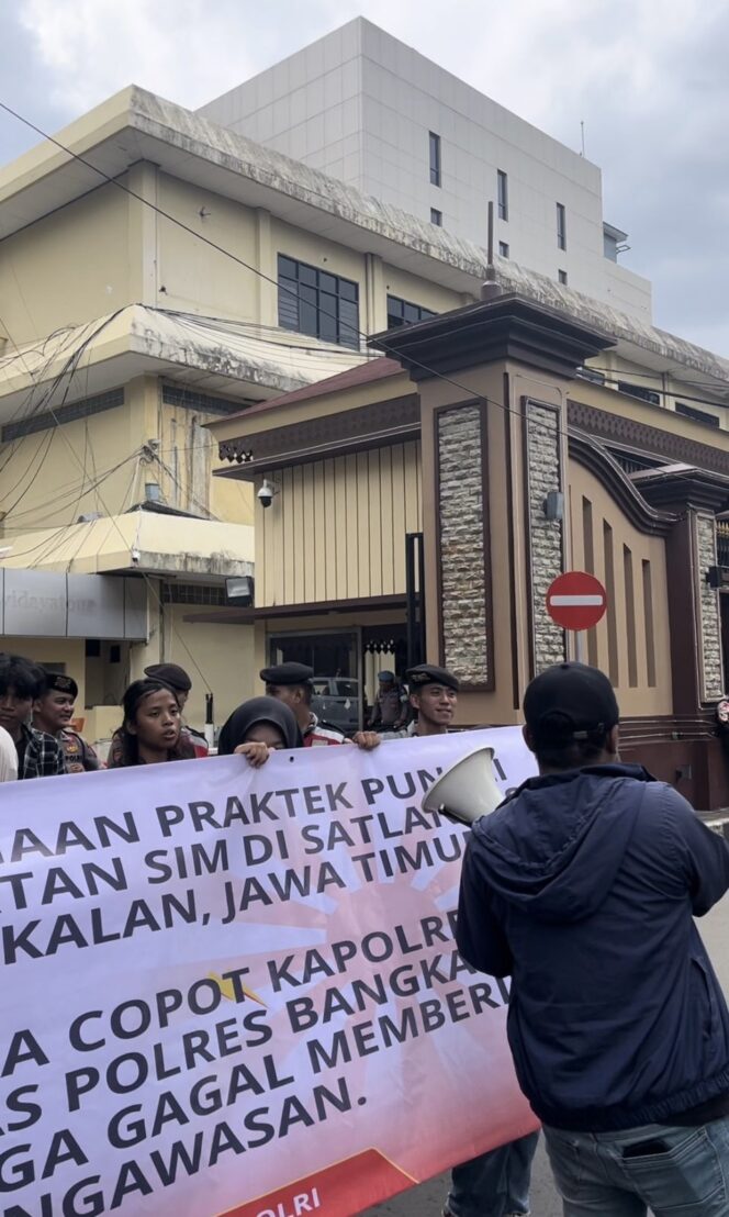 
 AMB Demo di Mabes Polri, Desak Kapolri Usut Dugaan Pungli SIM dan Bekingan Galian C Ilegal di Bangkalan