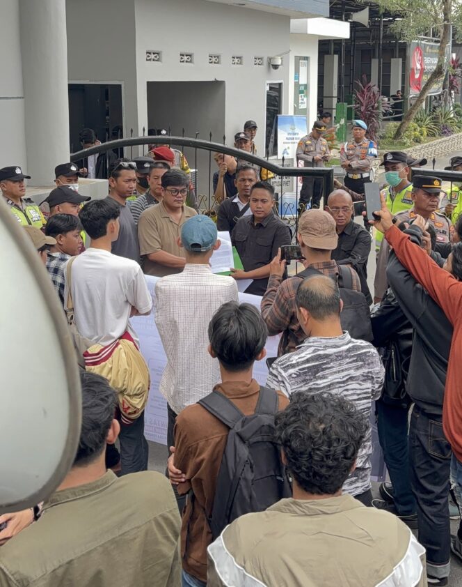 
 Aliansi Mahasiswa Pemuda Palembang Serahkan Buku Putih Dugaan Korupsi Fee Proyek Lampu Jalan kepada Kejari Palembang