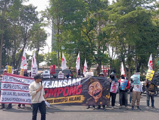
 Tiga Kasus Disorot KCB, Kejati Jatim Didesak Transparan Tangani Bangku Sekolah, CSR PT PJU dan PJUTS Lamongan