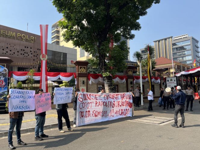 
 Demo Mabes Polri, FMSJ Desak Kapolri Copot Kapolda dan Dirresnarkoba Polda Sumsel