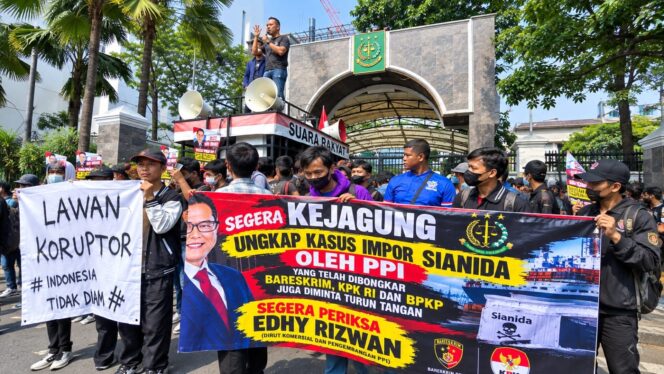 
 Demo Depan Kejagung, PPK Desak Usut Dugaan Permainan Kuota Impor Sianida di PT PPI