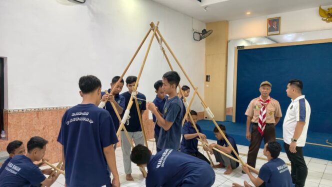 
 TONGKAT, TALI, DAN TEKAD: 21 WBP LAPAS PASURUAN UNJUK KEKOMPAKAN LEWAT PIONERING