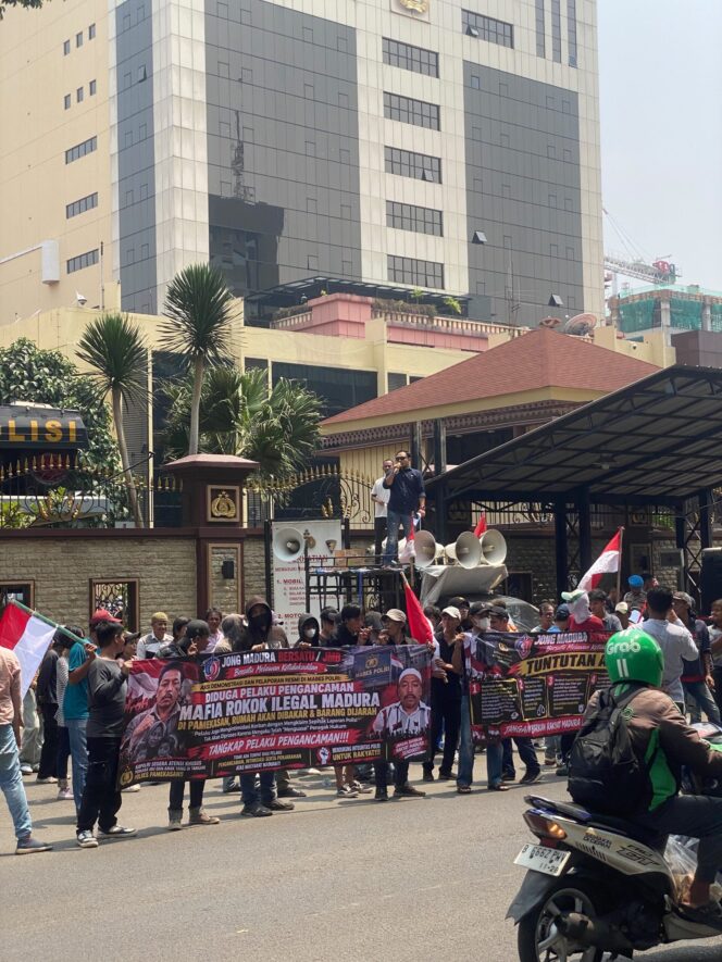 
 JMB Tuntut Ketegasan Kapolri: Lindungi Ibu dan Dua Anak dari Teror Mafia Rokok Ilegal Pamekasan